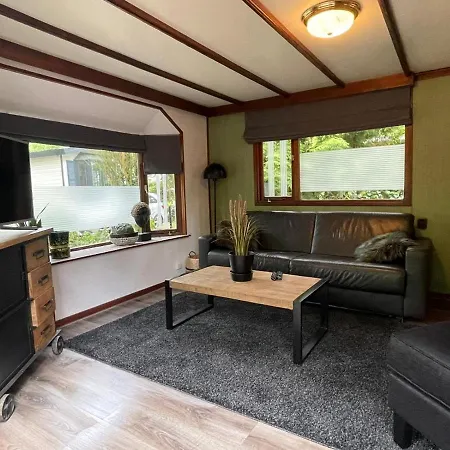 Chalet Midden In Het Centraal Veluws Natuurgebied בקתה הונדרלו